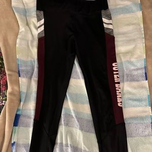 Women’s LE black/maroon Outer Banks leggings size M